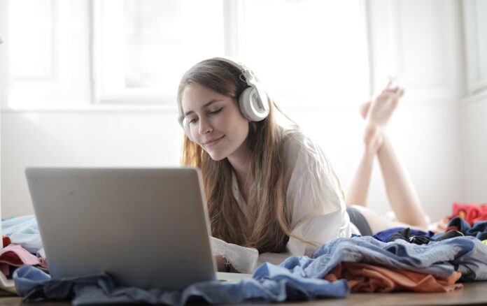 Frau am Laptop mit Kopfhörern